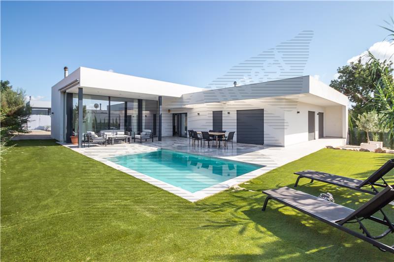 Alquiler. Chalet unifamiliar en solar de 600m2 aprox. en Portol,