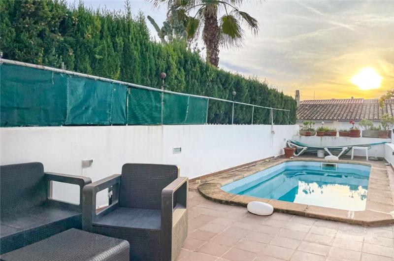 For rent.Detached house with pool, 5 minutes from the beach