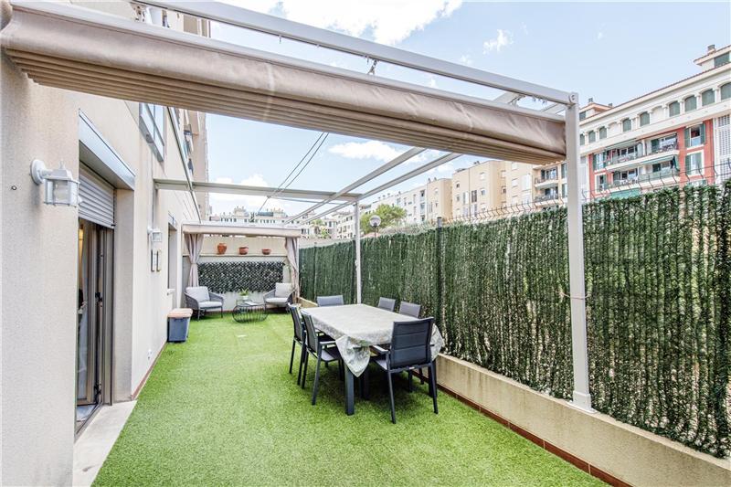 Erdgeschosswohnung mit Terrasse in einer Wohnanlage mit Gemeinschaftspool,