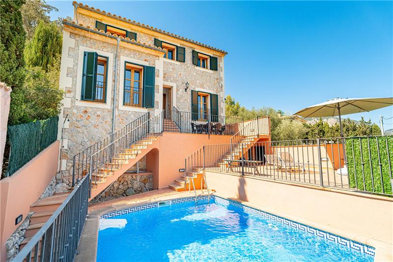 Villa with swimming pool on a plot of approx. 500m2 with excellent views of the Serra de Tramuntana,