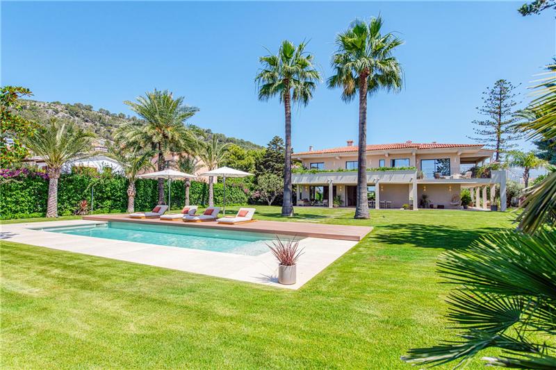 A estrenar. Villa con piscina en solar de 2.500m2 aprox.,