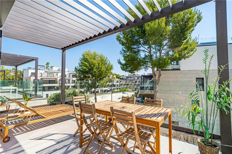 Design-Wohnung in einer Wohnanlage mit Gemeinschaftspool und -gärten,