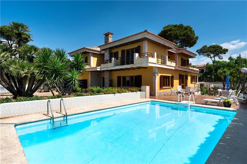 Detached villa with swimming pool on a plot of approx. 859 m²,
